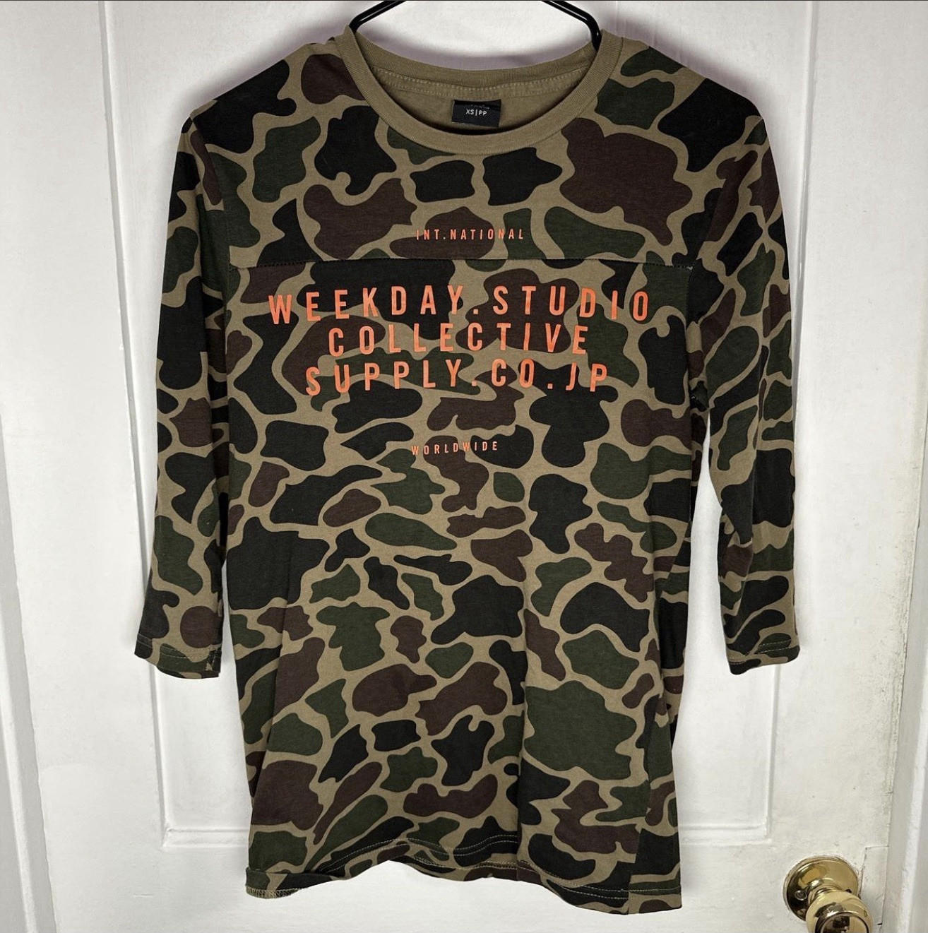 Weekday Men’s XS Multicolor Camo Logo Crew Neck 3/4 Sleeve T-Shirt gallery