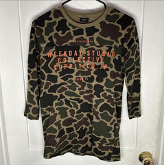 Weekday Men’s XS Multicolor Camo Logo Crew Neck 3/4 Sleeve T-Shirt