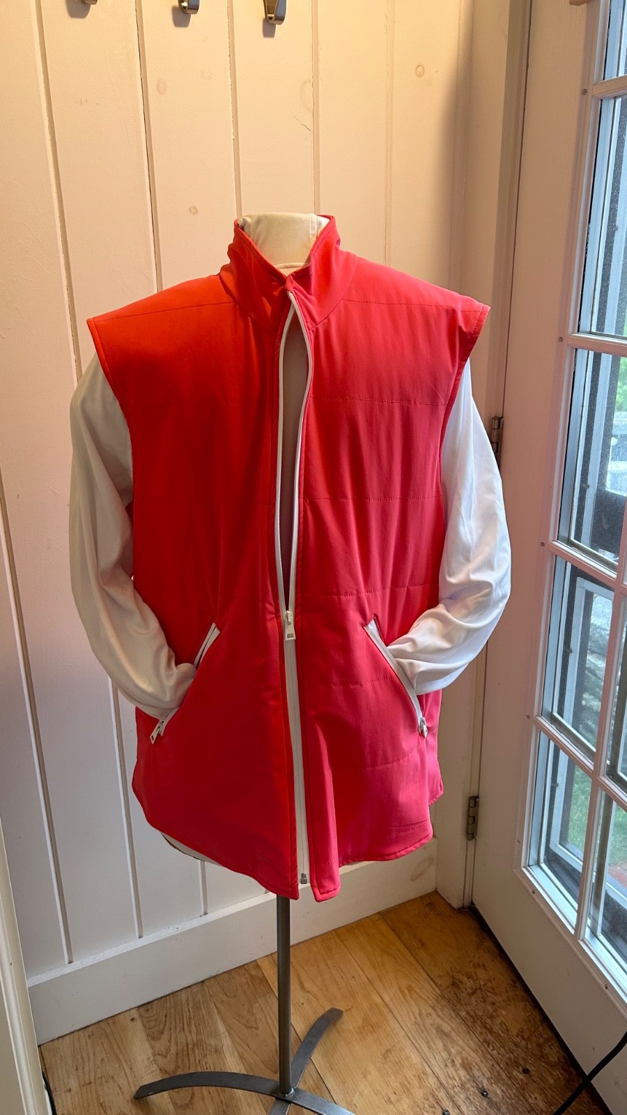 Full zip coral vest with contrast zipper and light quilting. Polyester blend XXL gallery