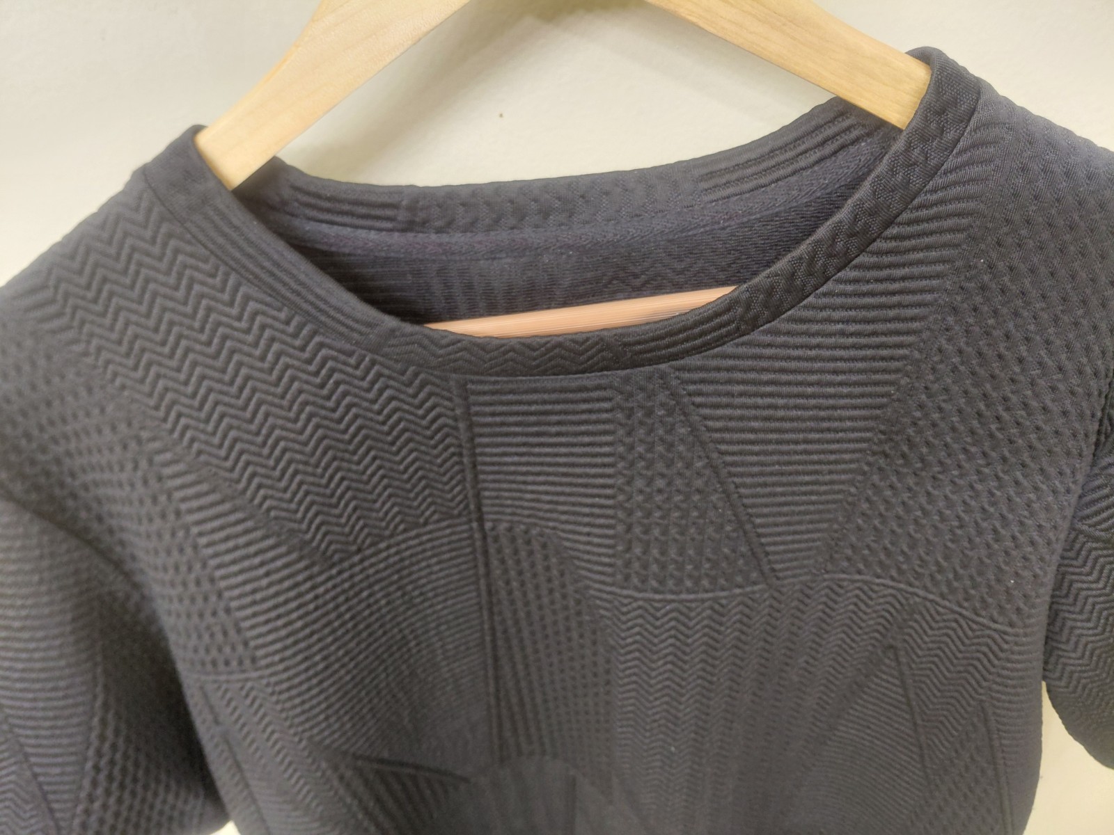 Designer Style Mens M T-shirt With 3D Texture Geometric Pattern! Black. gallery