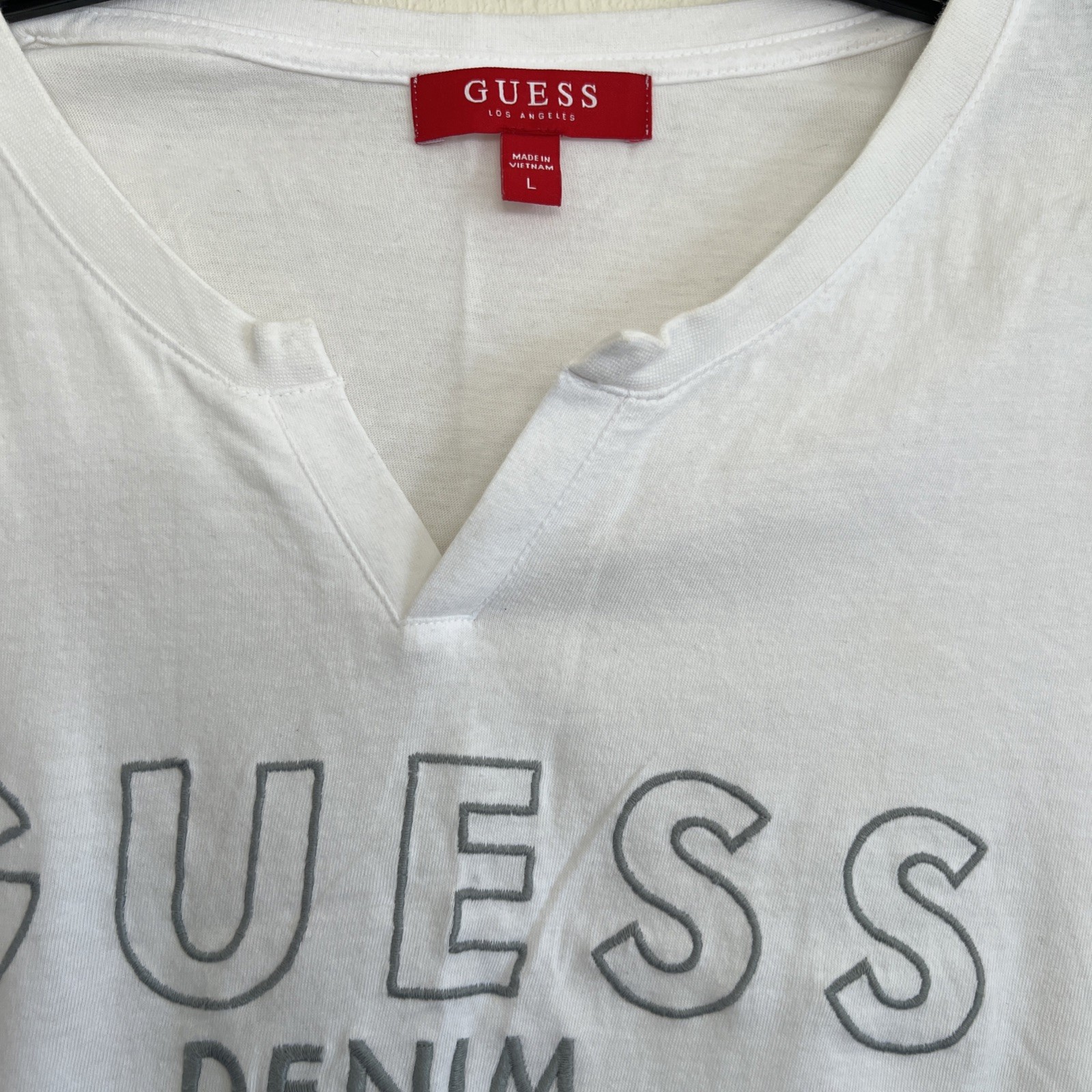 Guess Denim V Neck Lightweight Men’s Women’s Tee Size L Embroidered Logo White gallery