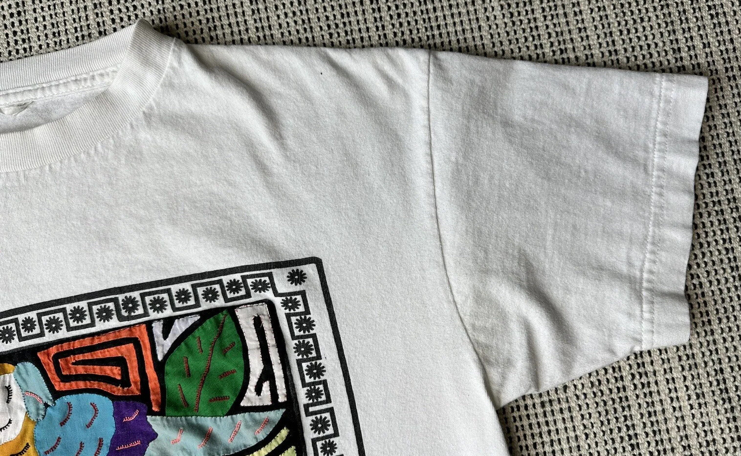 Costa Rica Medium White T Shirt Hand Made Sewn Quilted Parrot Design Appliqué gallery