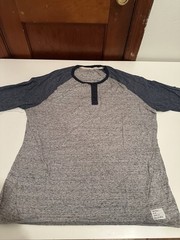 Adam Levine Gray & Maroon 3/4 Sleeve Henley Raglan Shirt Men’s Size S