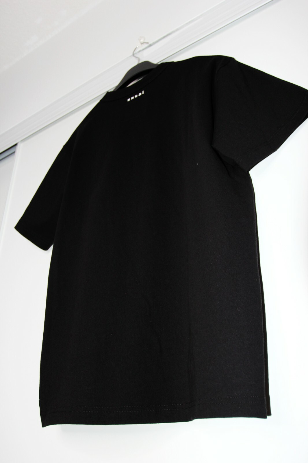 BNWT AW21 SACAI x KAWS FLOCKED LOGO PRINT TSHIRT BLACK 0 gallery