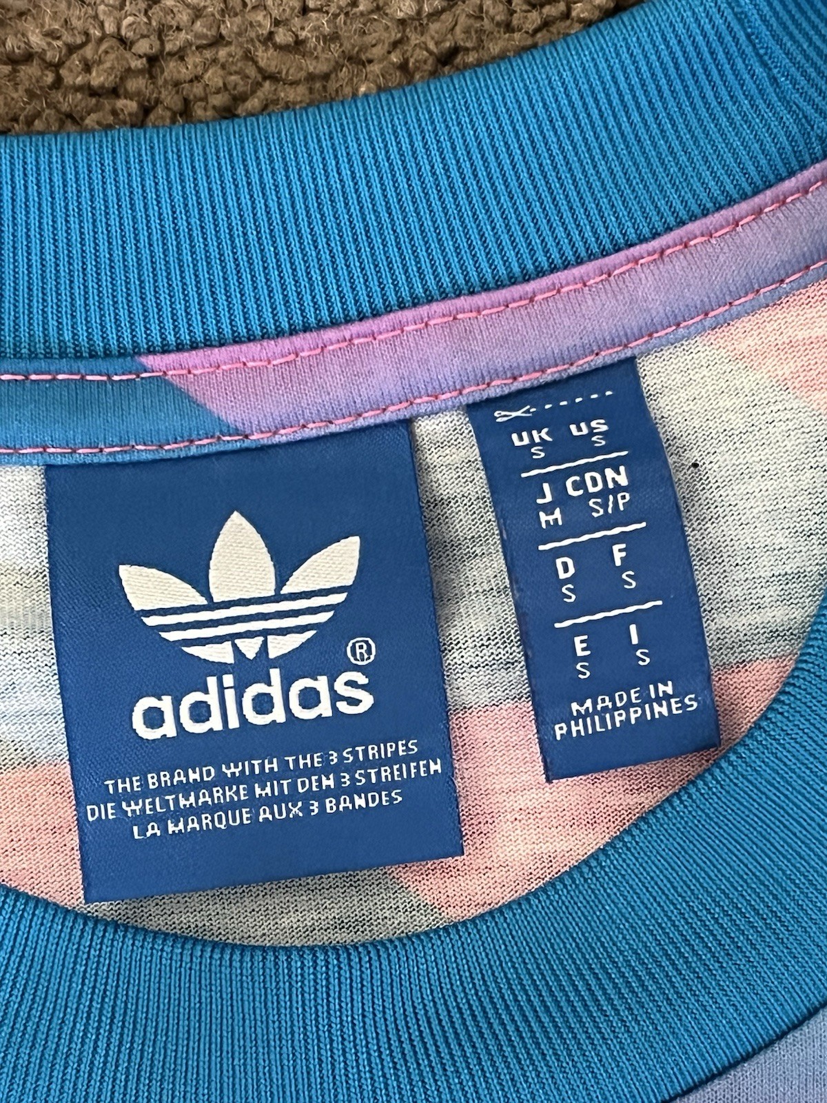 NWOT Sz Sm Unisex ADIDAS Originals Chevron Trefoil Graphic T-Shirt Pink Blue gallery