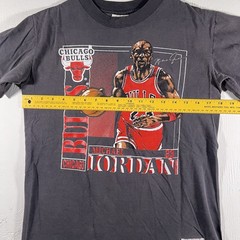 Vintage 90s Nutmeg Men’s Michael Jordan Bulls USA-Made Graphic T Shirt (Large)