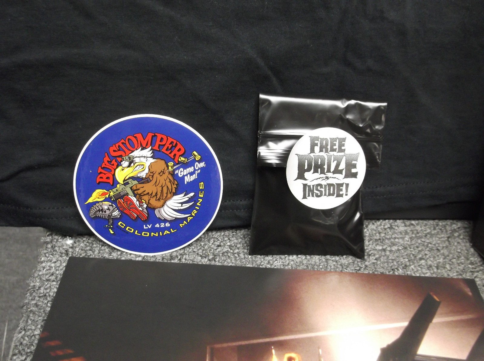 Fright Rags Aliens XL Shirt Box Set with Lobby Cards, Sticker, Weyland Folder gallery