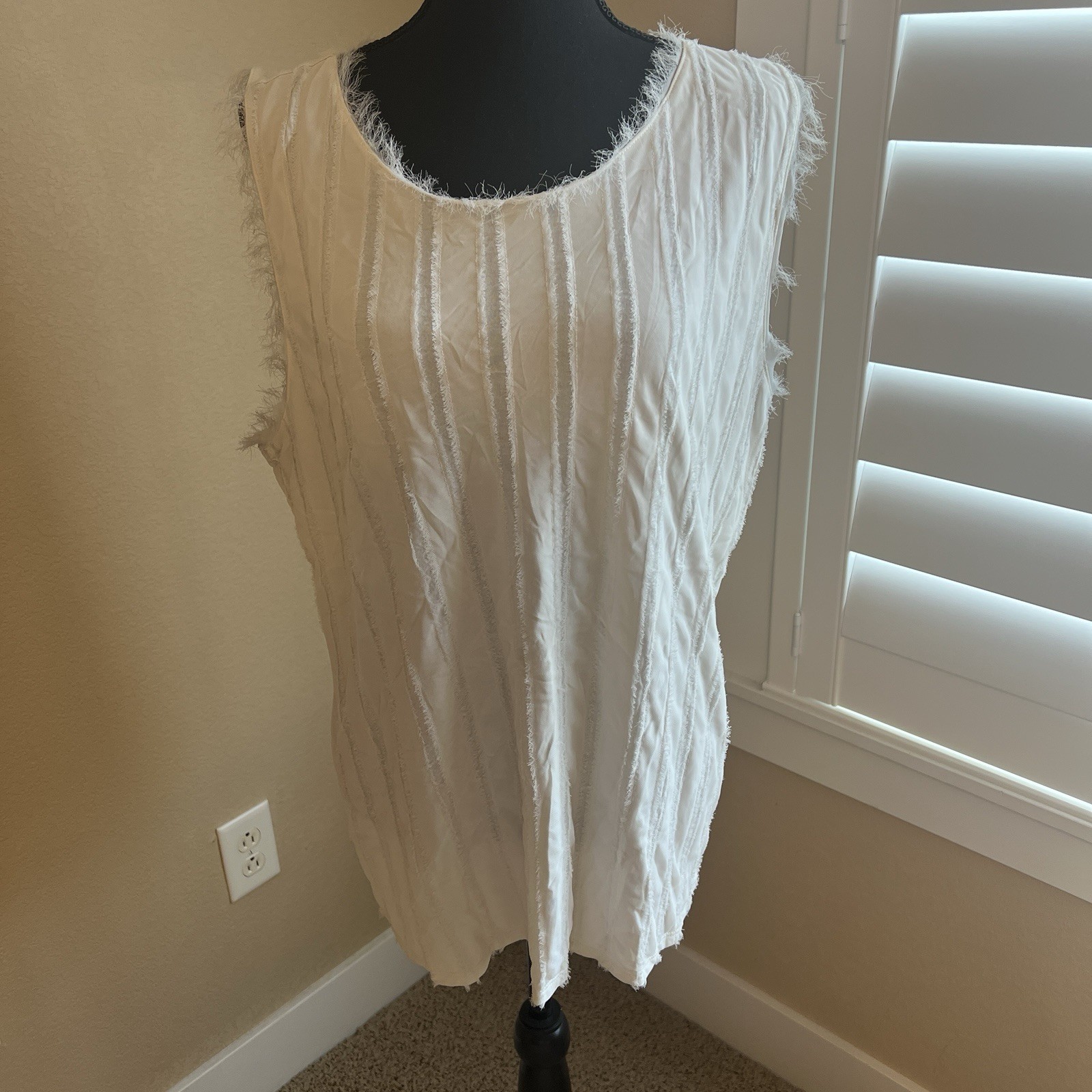 Banana Republic Fringe Trimmed Size XL  Cream Color Sleeveless Top Blouse I7