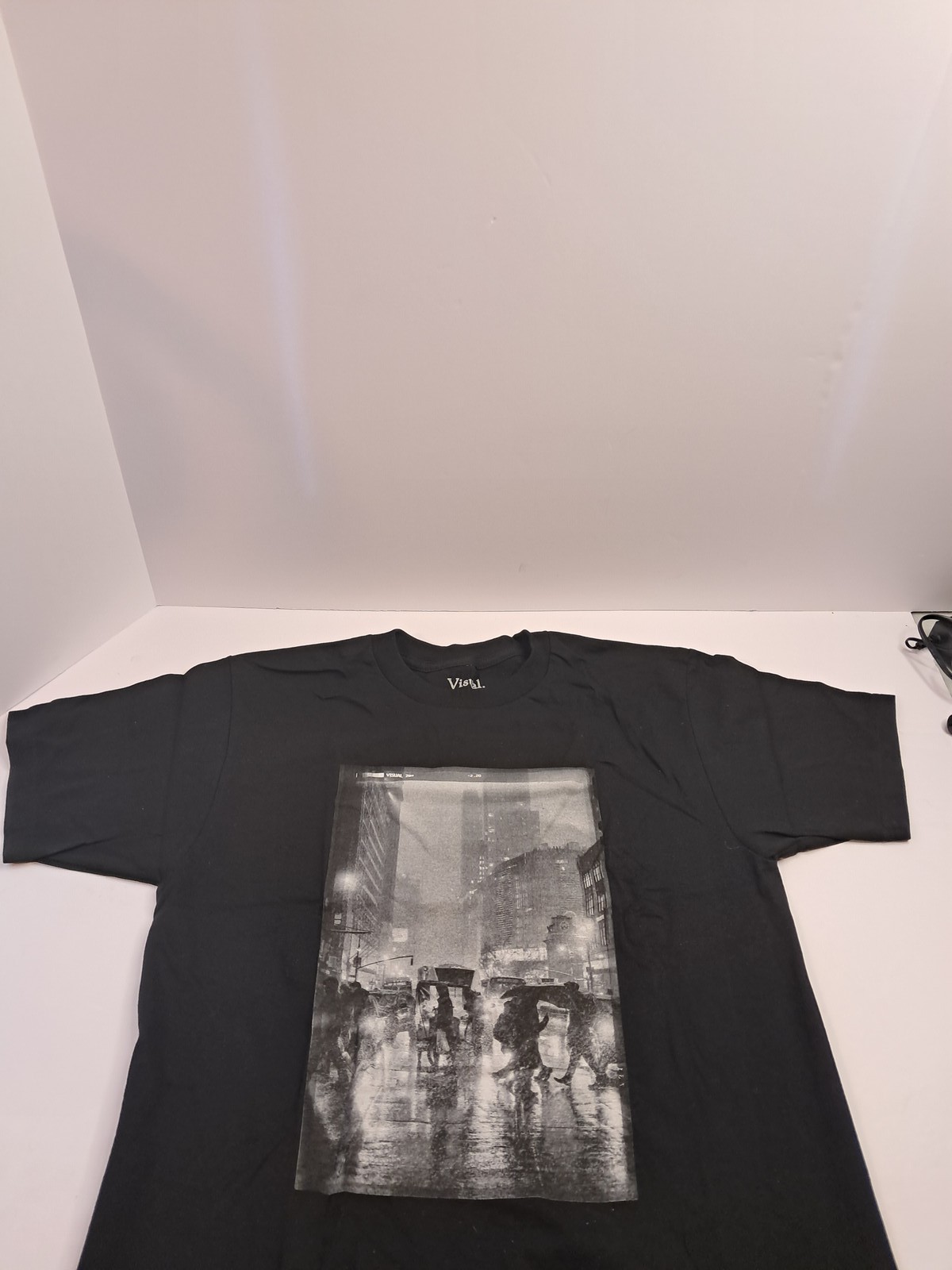 Visual. Men’s Medium Black T-Shirt City Rain Street Scene Graphic Print Crew