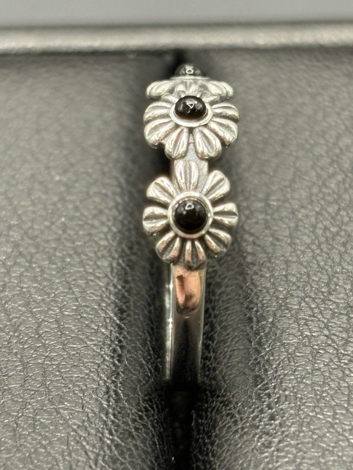 New Condition Sterling Silver Onyx Flowers Ring Size 7 925 E4