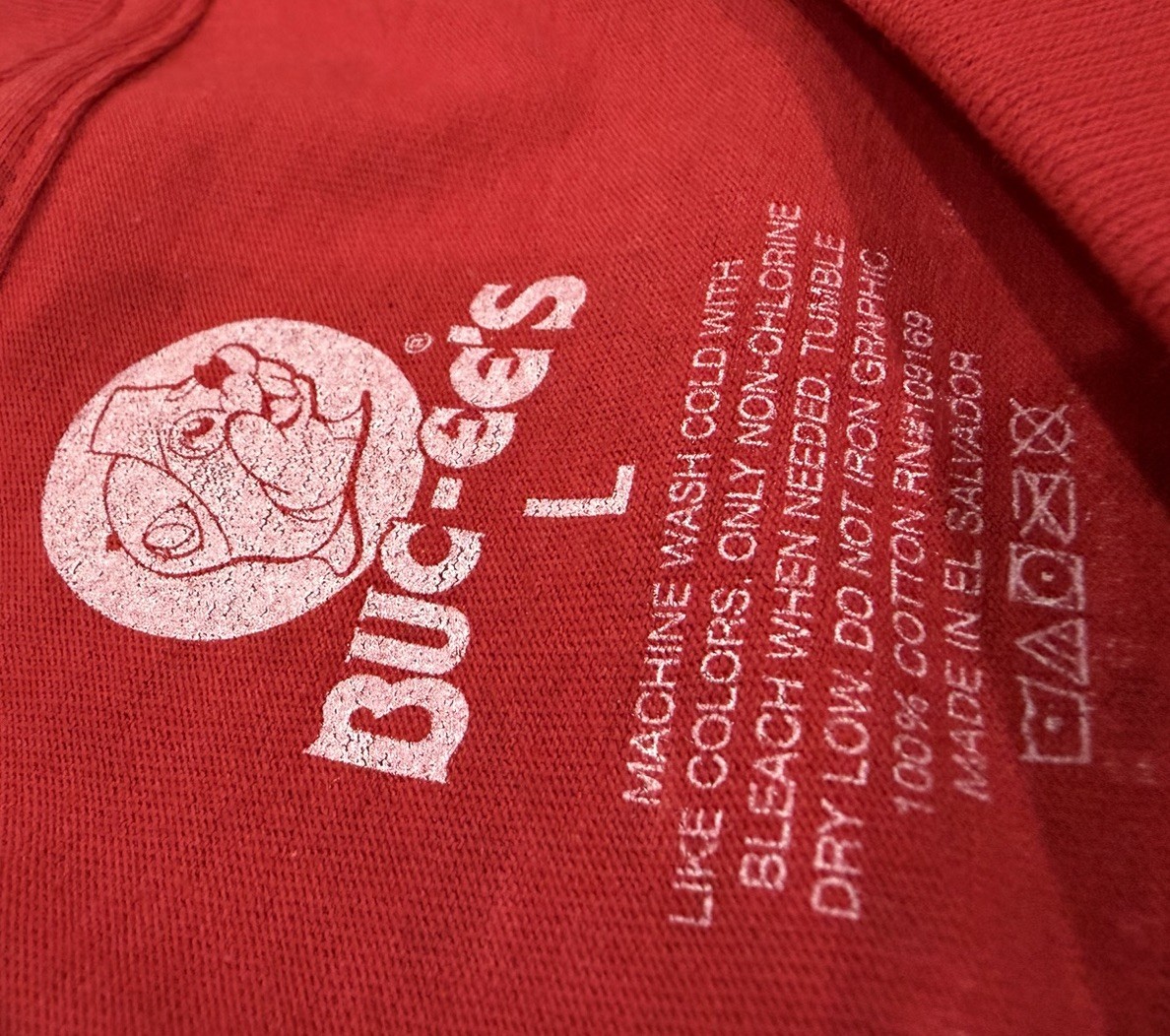 Buc-ees Red Christmas T-Shirt “Oh The Sweaters Outside Are Frightful” Size L gallery