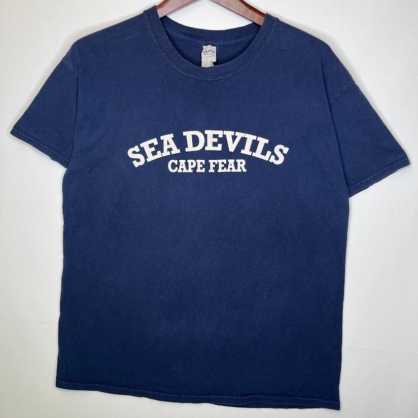 Gildan Heavy Cotton Sea Devils Cape Fear Navy Graphic Tee Size L
