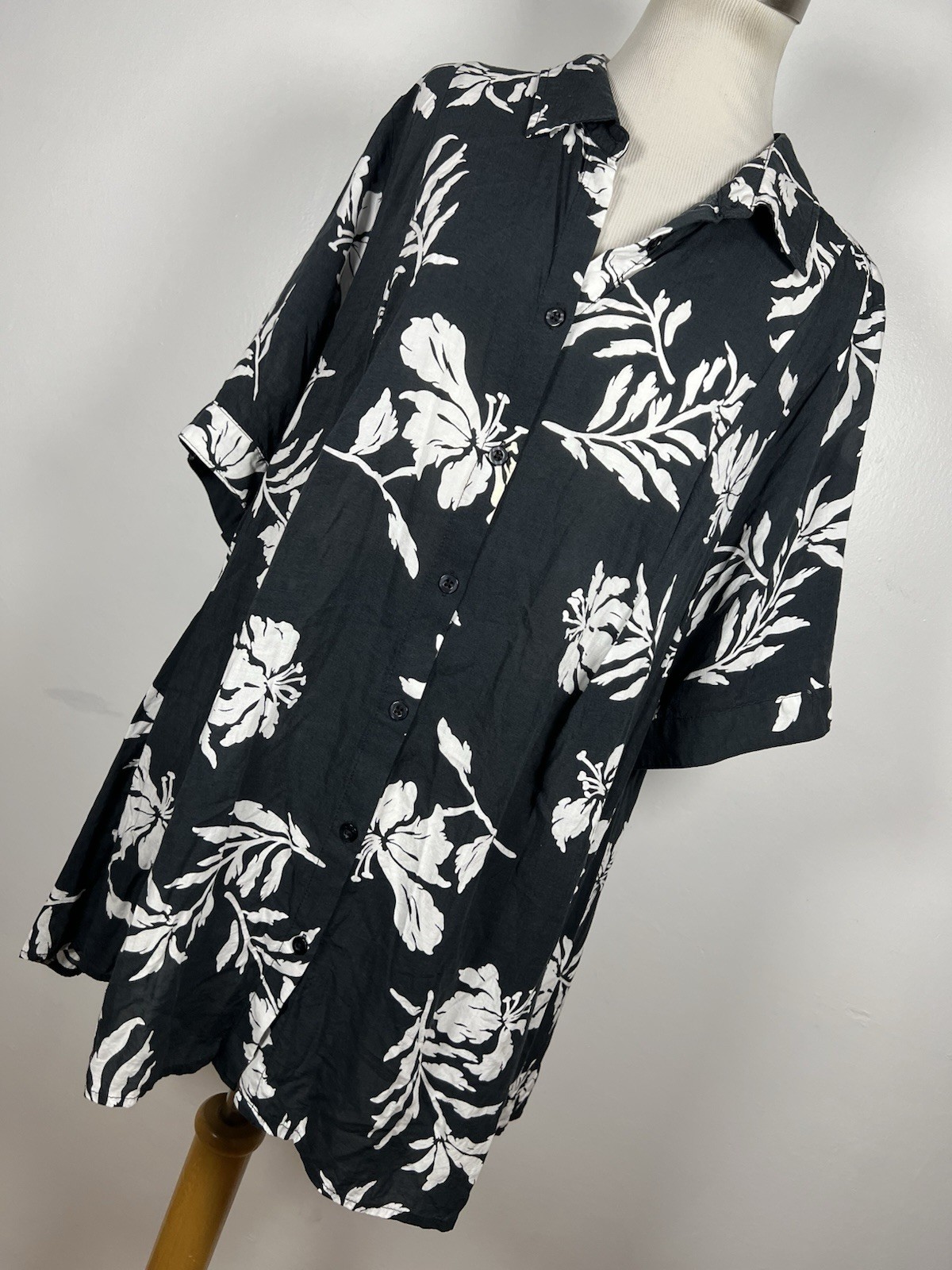 Roaman’s 22W 2X Shirt Top Black White Floral Button Front Short Sleeve V Neck H3