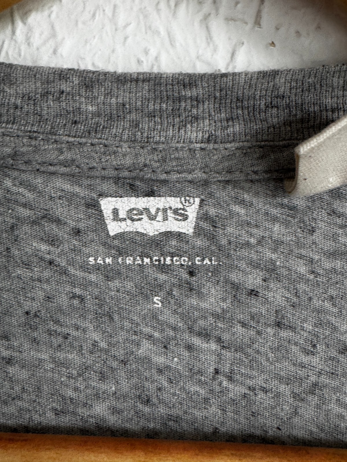 Levi’s Heather Grey Batwing Graphic Tee, Size S gallery