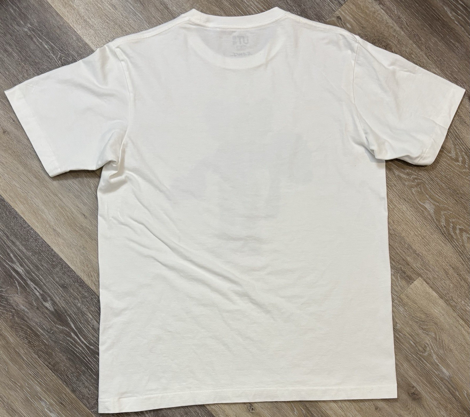 KAWS x Uniqlo Gone Tee Shirt Size Medium White Sesame Street Grover gallery