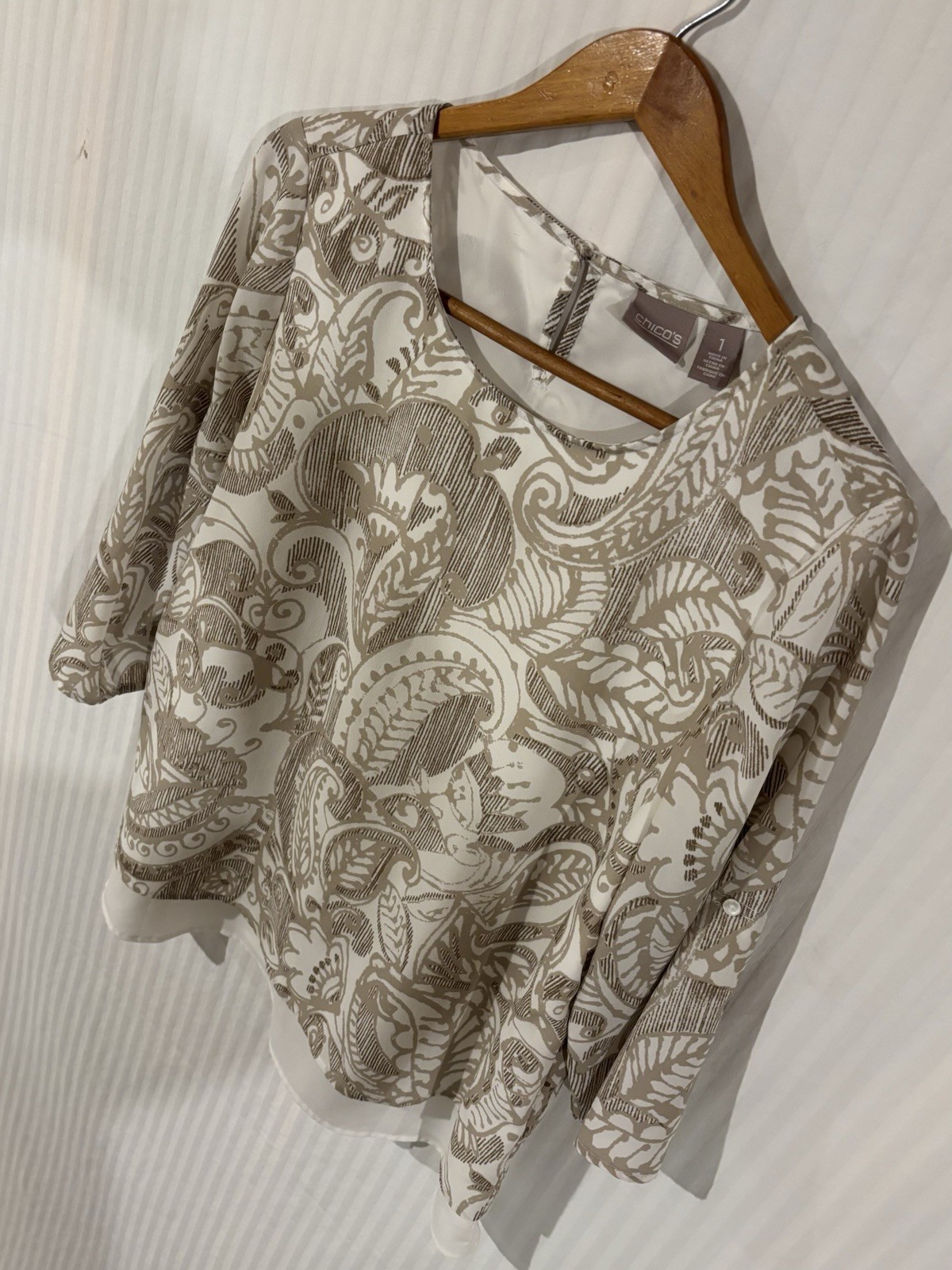 Chicos Tan Pull Over Tunic Womens Size 1 Medium 3/4 Sleeve Tiered Paisley U-8
