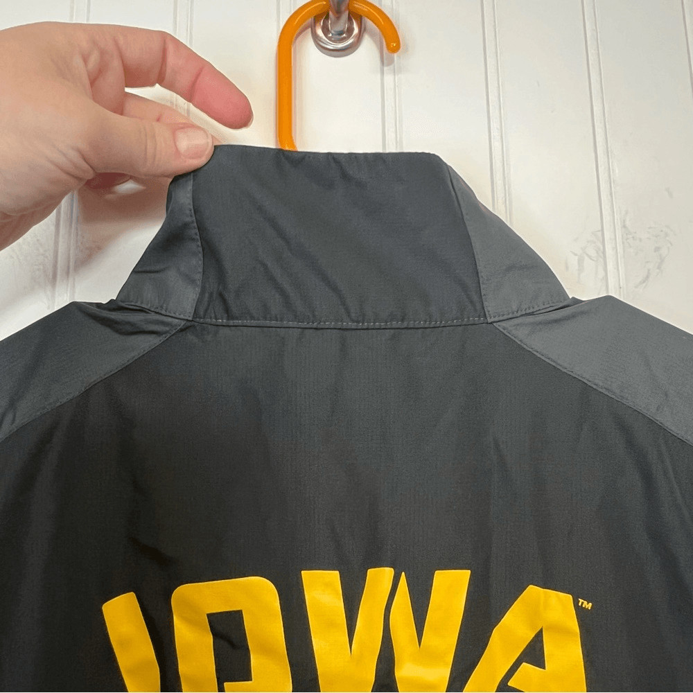 Nike Short Sleeve iowa Hawkeyes 1/4 Zip Pullover Windbreaker Jacket Sz M gallery