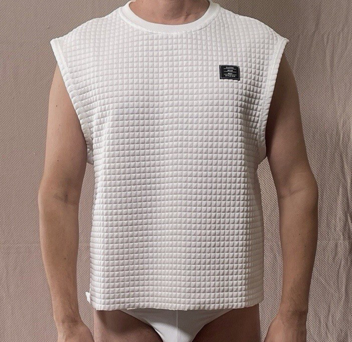 Men's White Size L Quilted Textured Cut Off Crop Crewneck Sleeveless Muscle Tee gallery