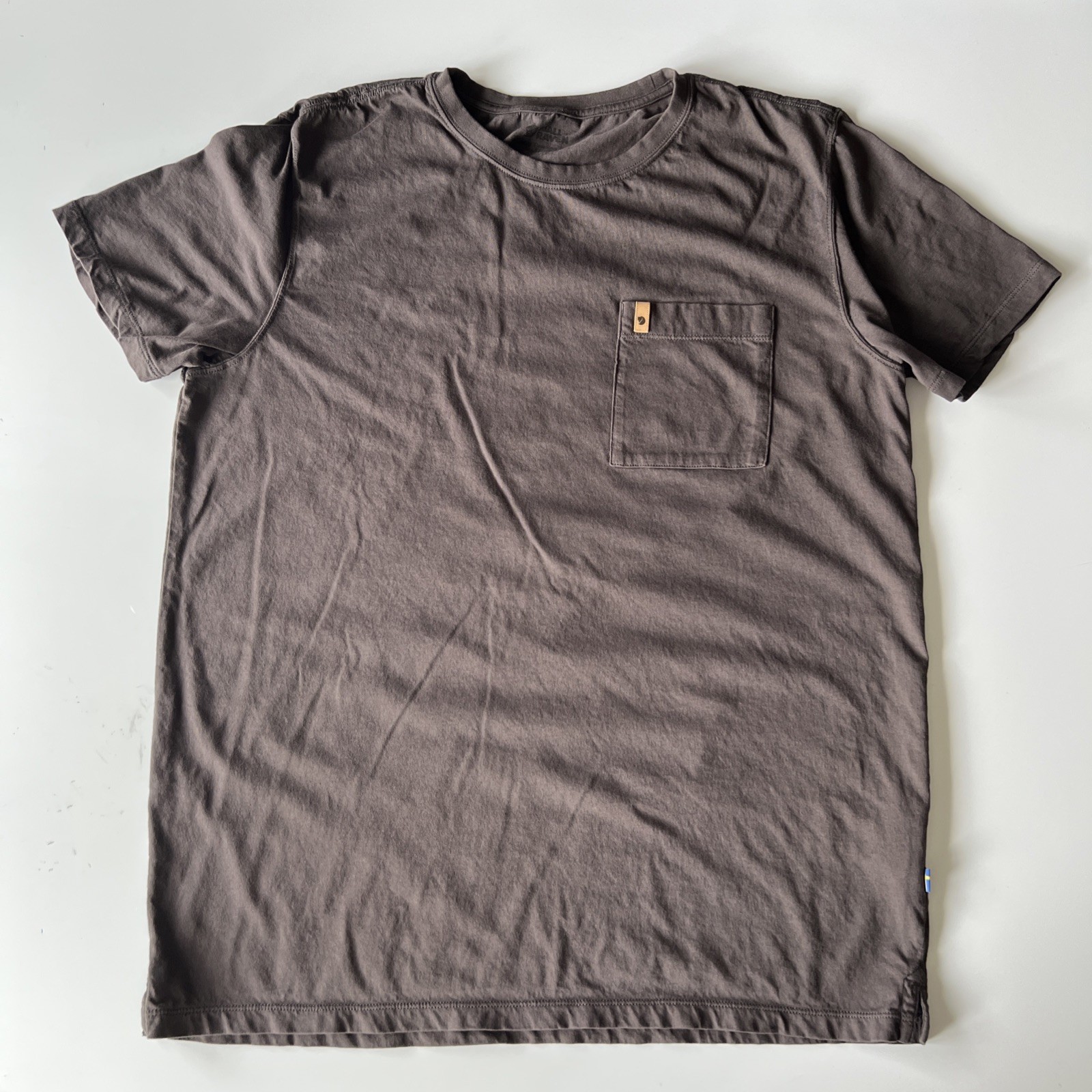 Fjallraven T Shirt Men's XL Brown Short Sleeve Crew Neck Cotton Ovik Pocket Tee gallery
