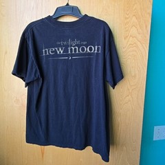 2000s Twilight New Moon Wolf Pack Movie Promo Shirt Size Large Graphic Seam Rip