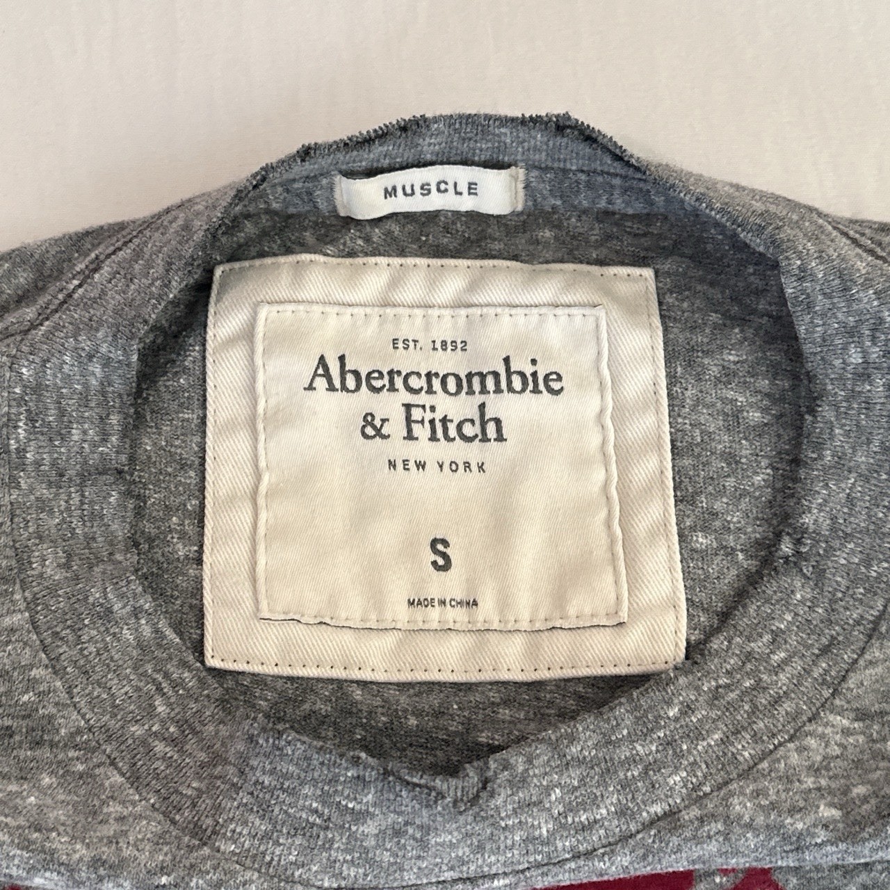 Abercrombie & Fitch Men’s Gray Crew Neck Short Sleeve Graphic Knit Tee S gallery