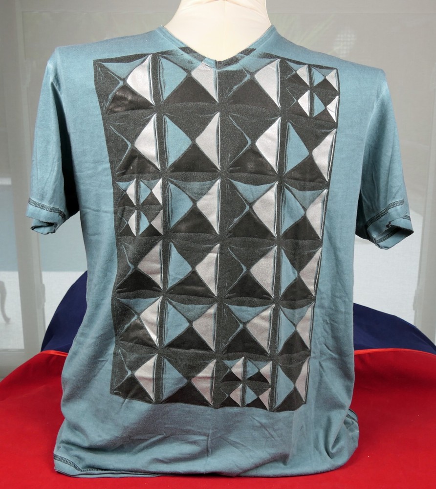 Size L – MARC ECKO V-NECK T-SHIRT TEAL w BLACK and SILVER GEOMETRIC DESIGN