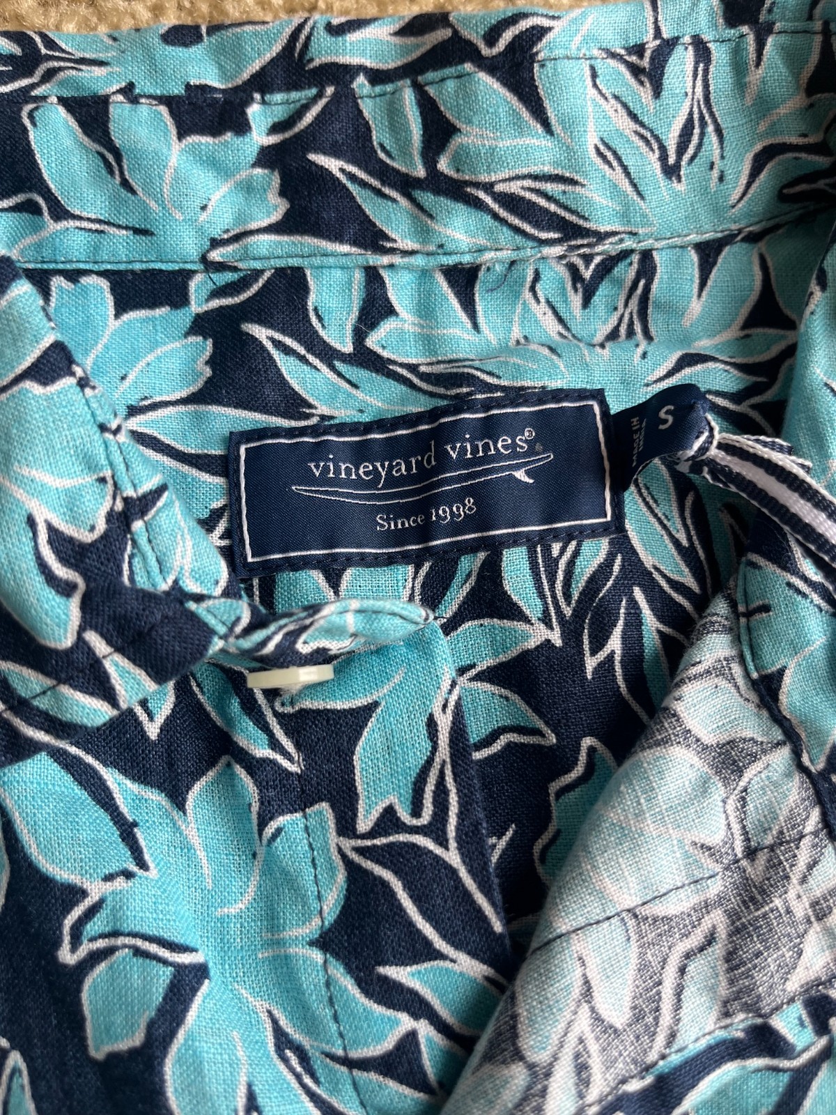 Vineyard Vines Linen Shirt Mens Small Blue Floral Hawaiian Camp NWT Resort gallery