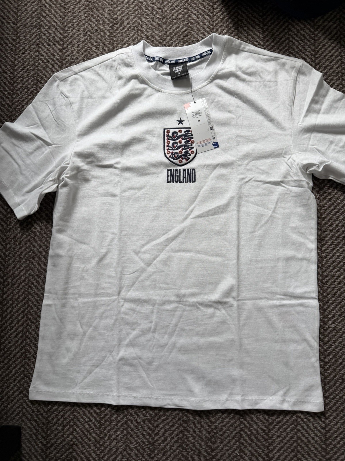England Official Football Merchandise T-shirt Medium gallery