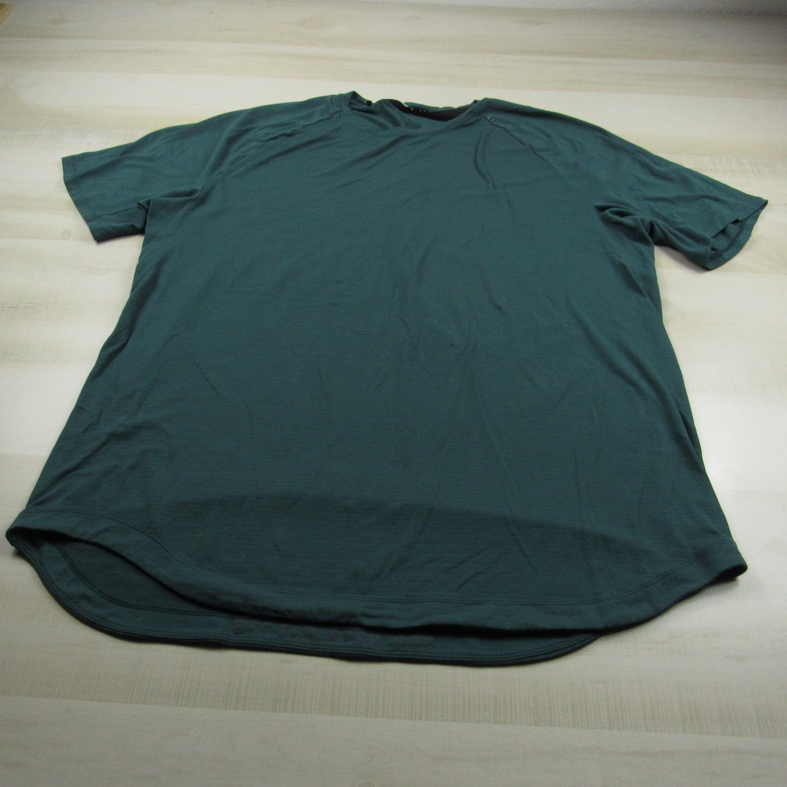 Lululemon Shirt Mens Extra Large Green Long Curved Hem Tech Performance Stretch