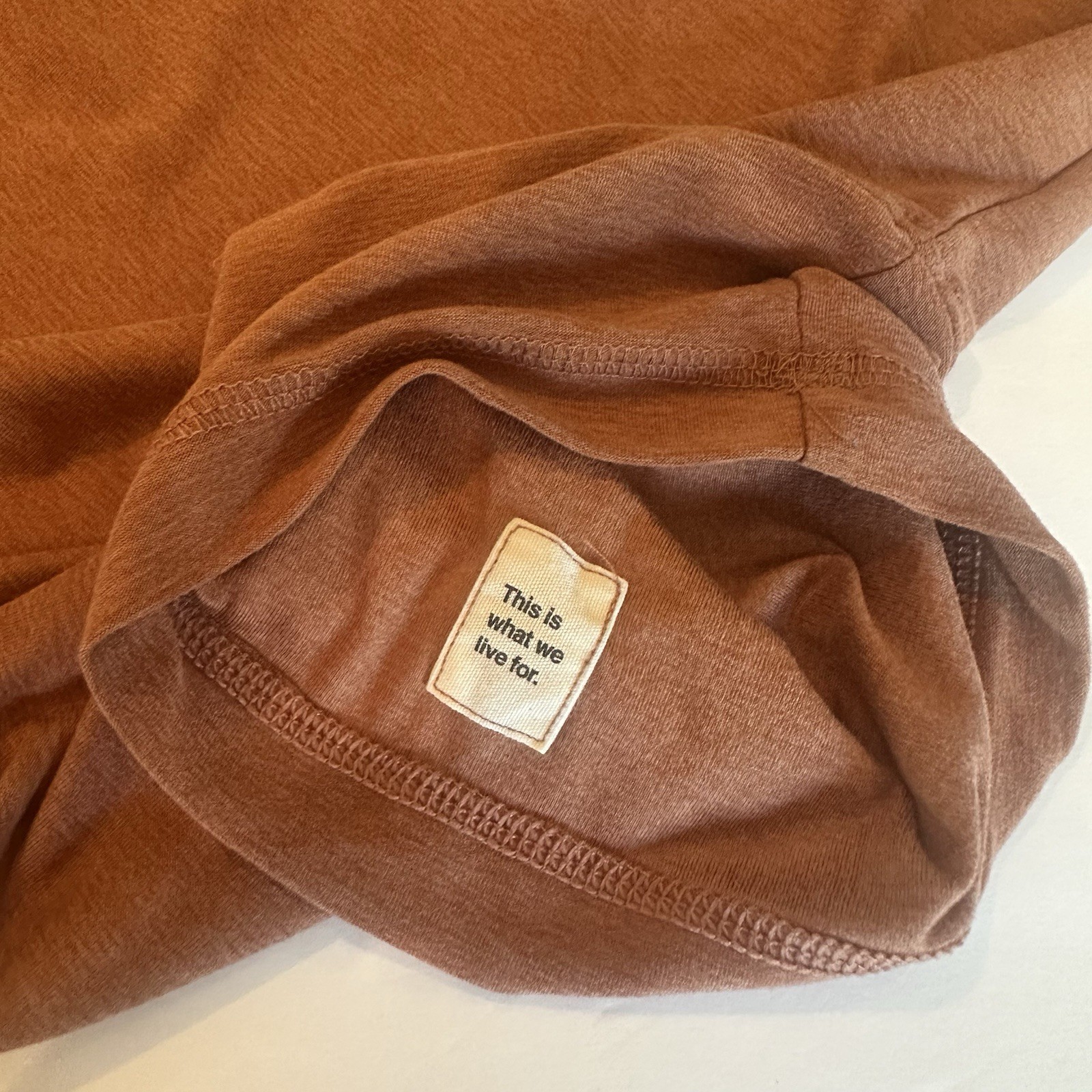 Vuori Strato Tech Tee Rust Brown Shirt Mens Large Gorpcore Athleisure Outdoors gallery