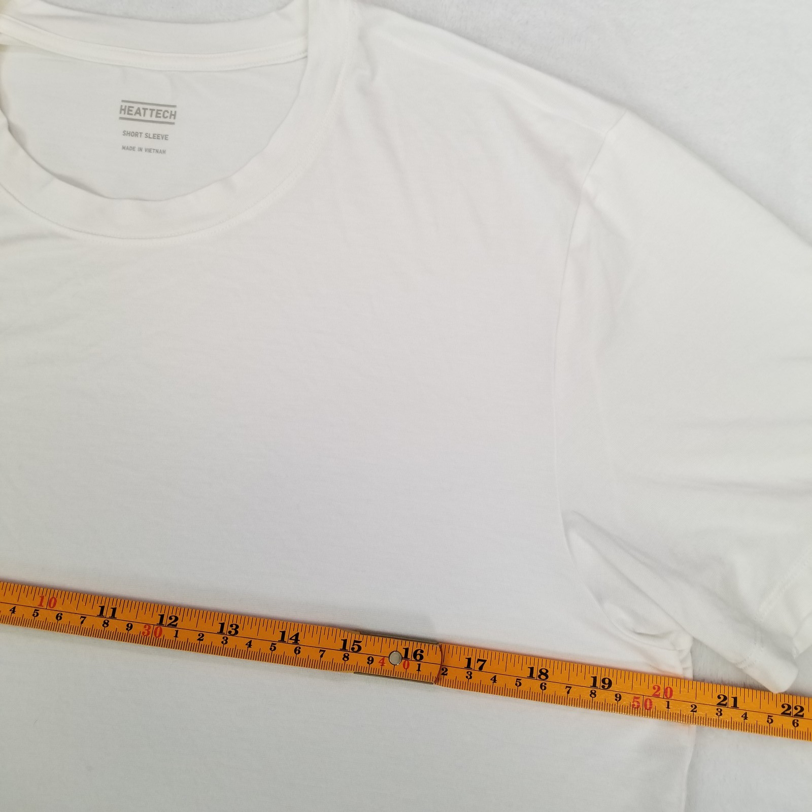 Uniqlo Heattech Men's Large White T-Shirt Short Sleeve Crewneck Classic Casual gallery