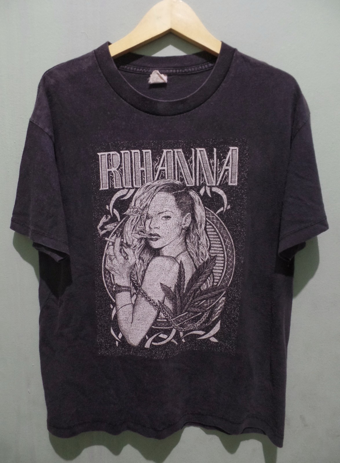 Rihanna t shirt