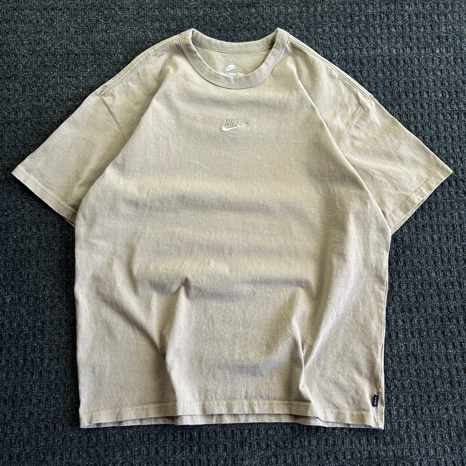 Mens The Nike Tee Loose Fit T Shirt L Boxy Relaxed Beige Max 90 Center Swoosh gallery
