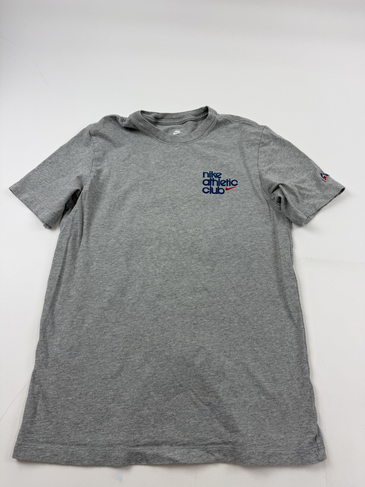 Nike Shirt Mens Medium Heather Gray Graphic Sports Logo Tee Swoosh Athletic Club gallery