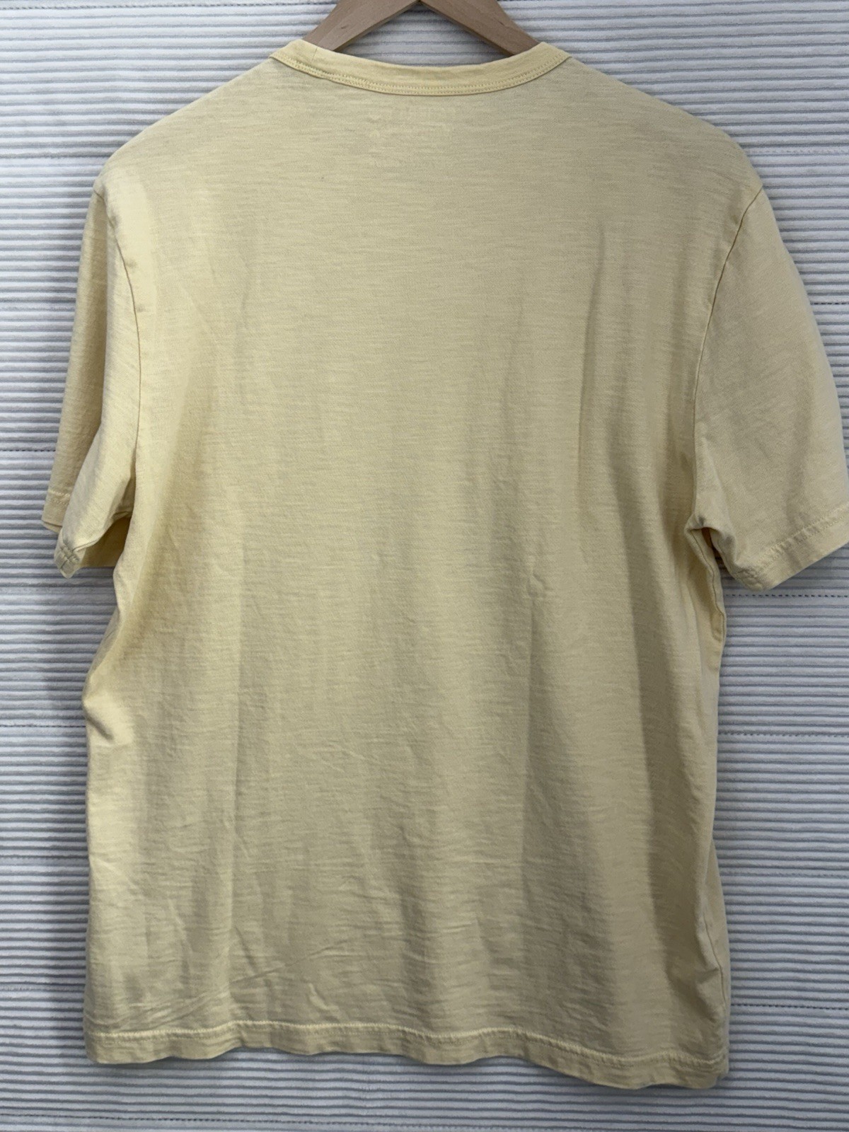 Faherty Men’s Sunwashed Organic Cotton Pocket T Shirt Pale Yellow Size M gallery