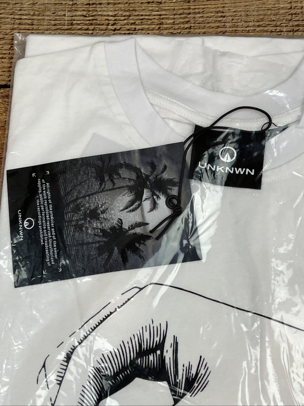 Unknwn T-Shirt White Short Sleeve Size Medium ￼ gallery