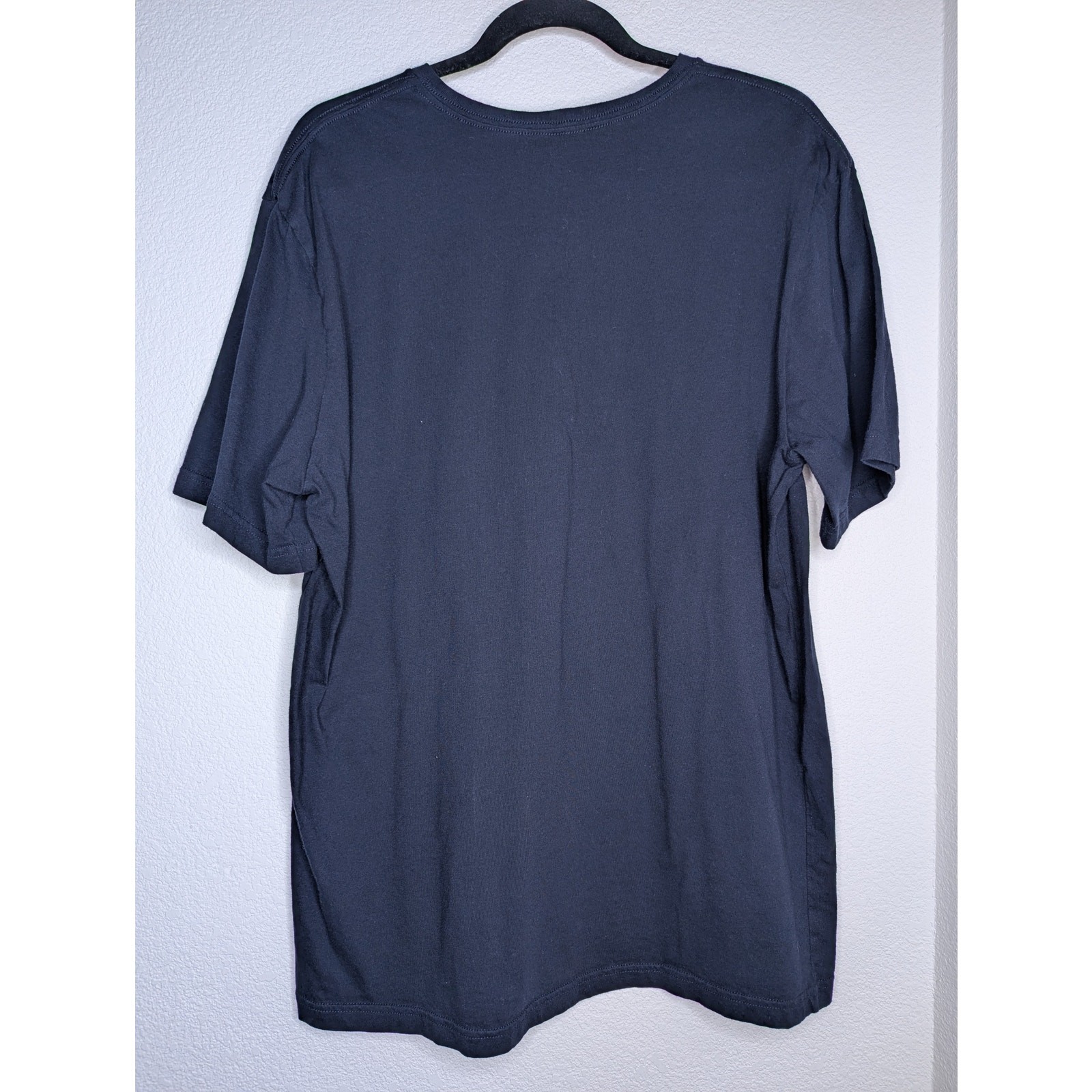 Tommy Hilfiger Men's Navy V Neck Basic Tee XL Travel Casual Beach Preppy Chic gallery