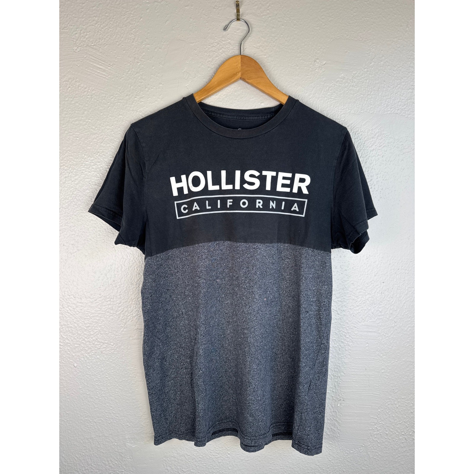 Hollister California Logo Two-Tone Color Block Tee Size.M