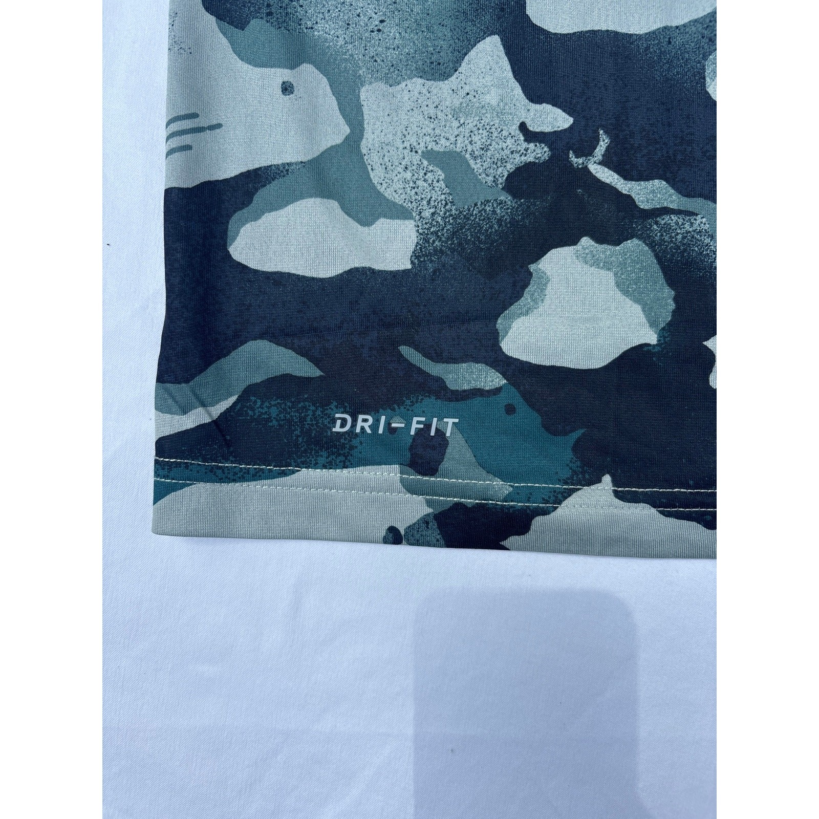 NWT Men’s Dri Fit Nike Camo T shirt. Size Large. Ships fast!! gallery