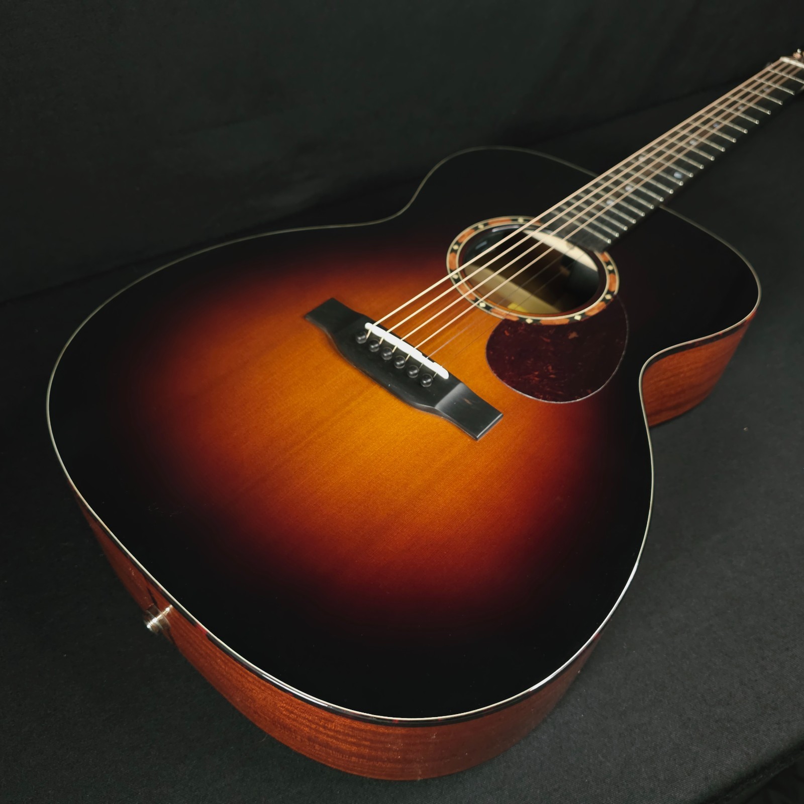 Eastman E2OM DLX Sunburst Electric Acoustic Guitar With Bag #2020