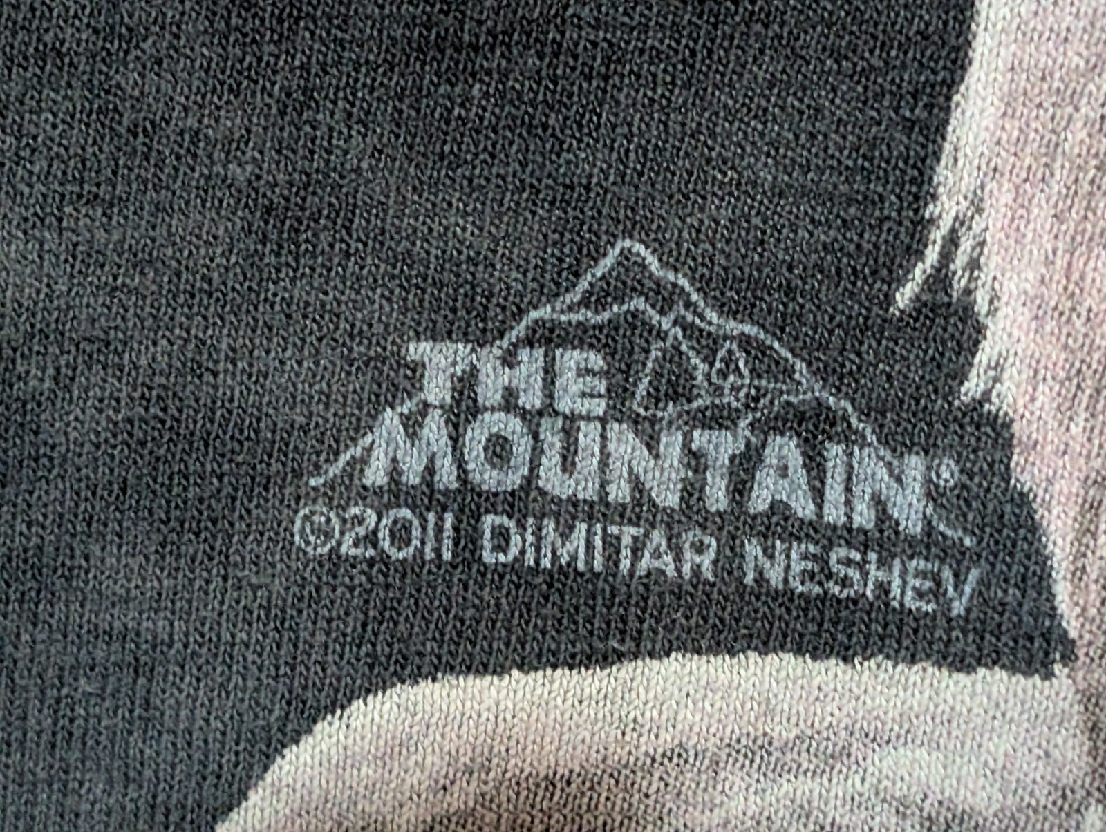 The Mountain Mens T-shirt Gray Two Wolves Howling Retired Logo XL #6713 gallery