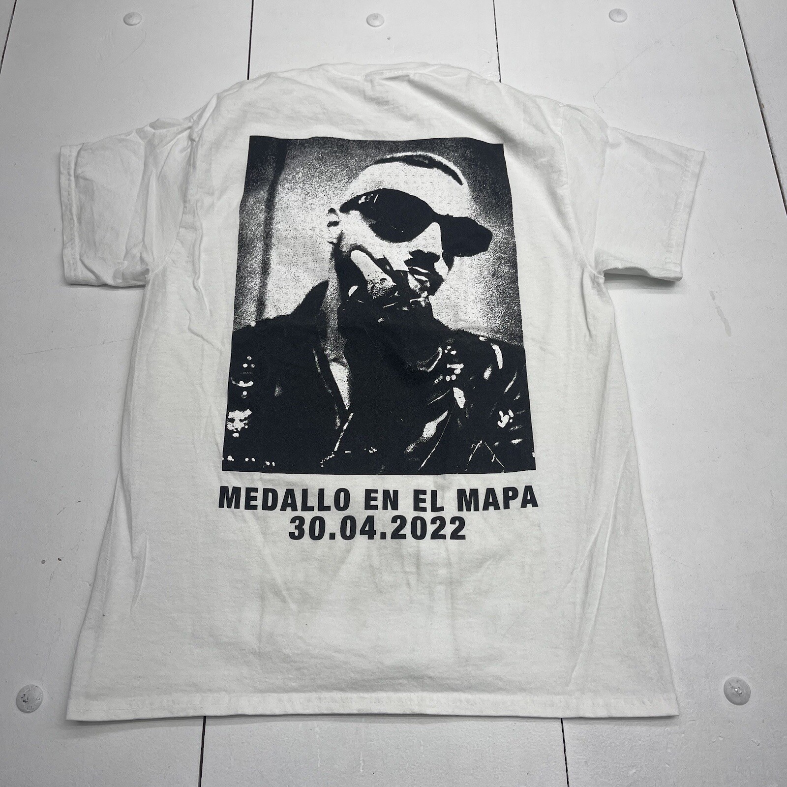 The Thread Shop White Medalll En El Mapa Graphic T Shirt Adults Size Small gallery