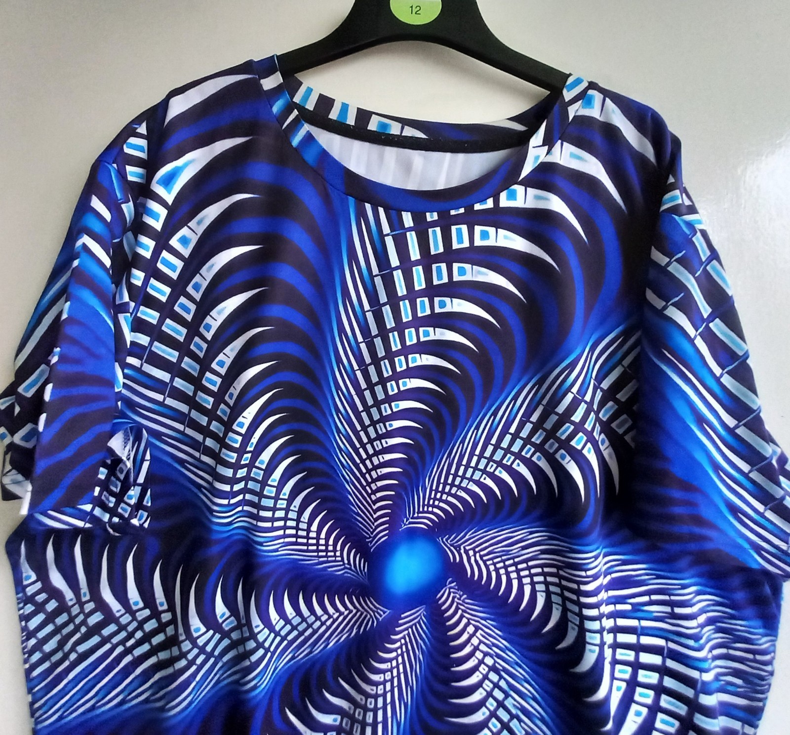 NEW LARGE T-SHIRT in BLUE/WHITE COLOUR 95 % POLYESTER, 5% SPANDEX SIZE 4XL gallery