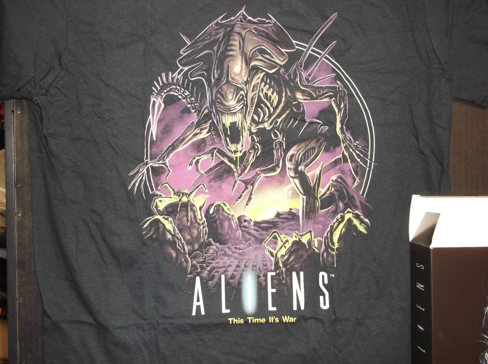 Fright Rags Aliens XL Shirt Box Set with Lobby Cards, Sticker, Weyland Folder gallery