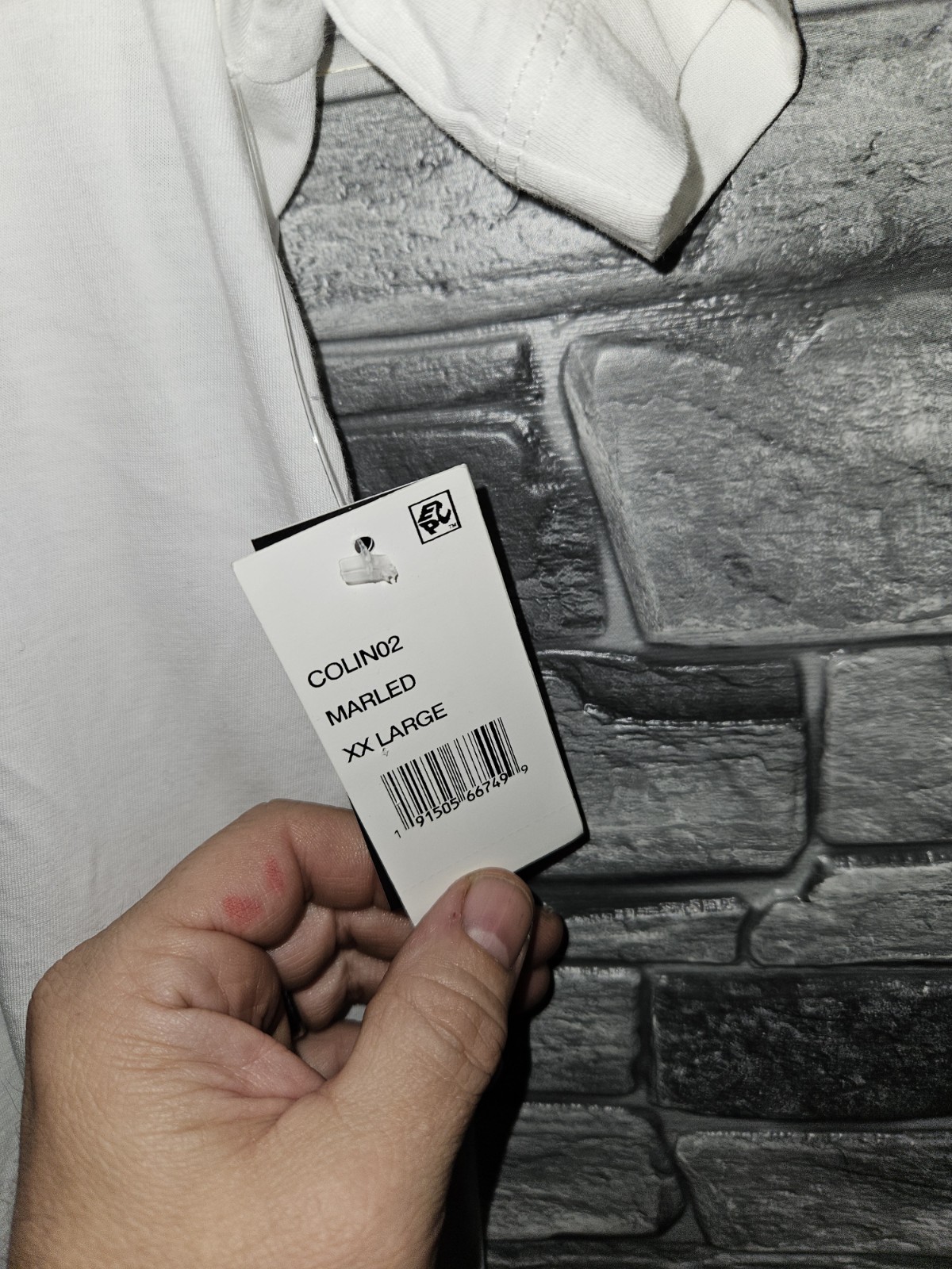 Velvet by Graham and Spencer Samsen T-Shirt Men S White V-Neck Pullover S/S gallery