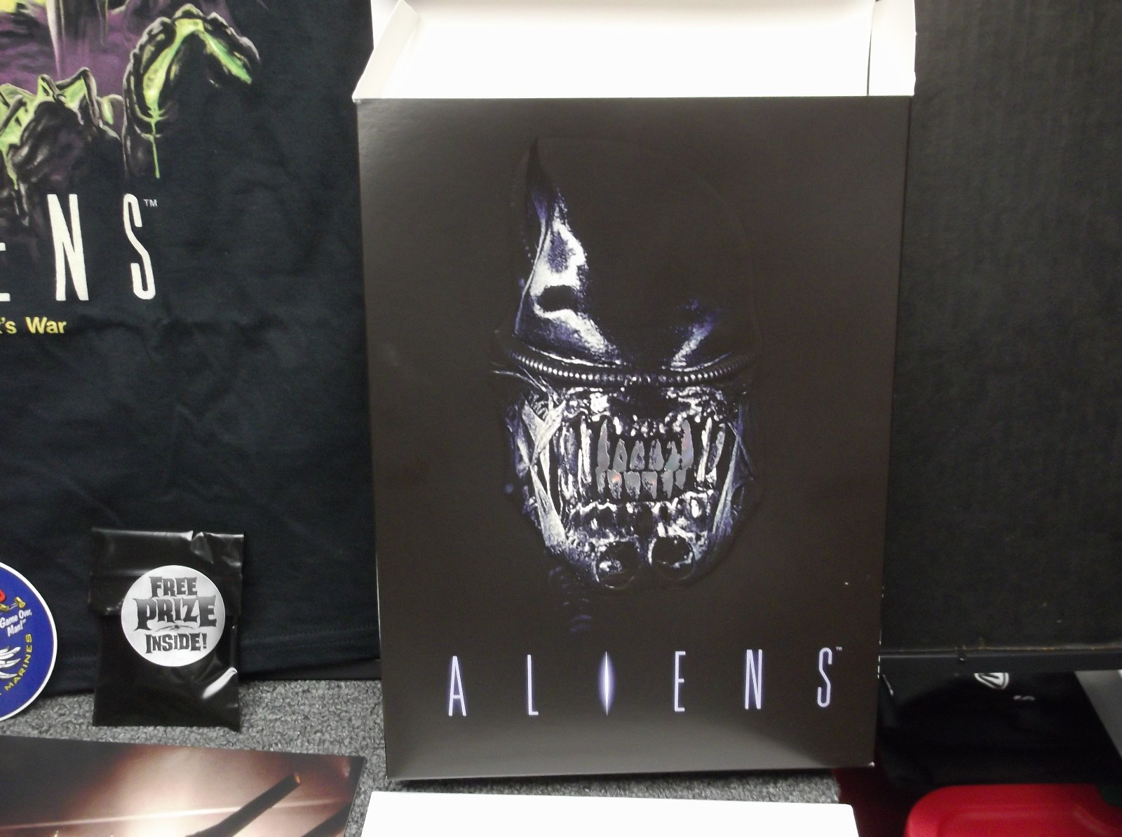 Fright Rags Aliens XL Shirt Box Set with Lobby Cards, Sticker, Weyland Folder gallery
