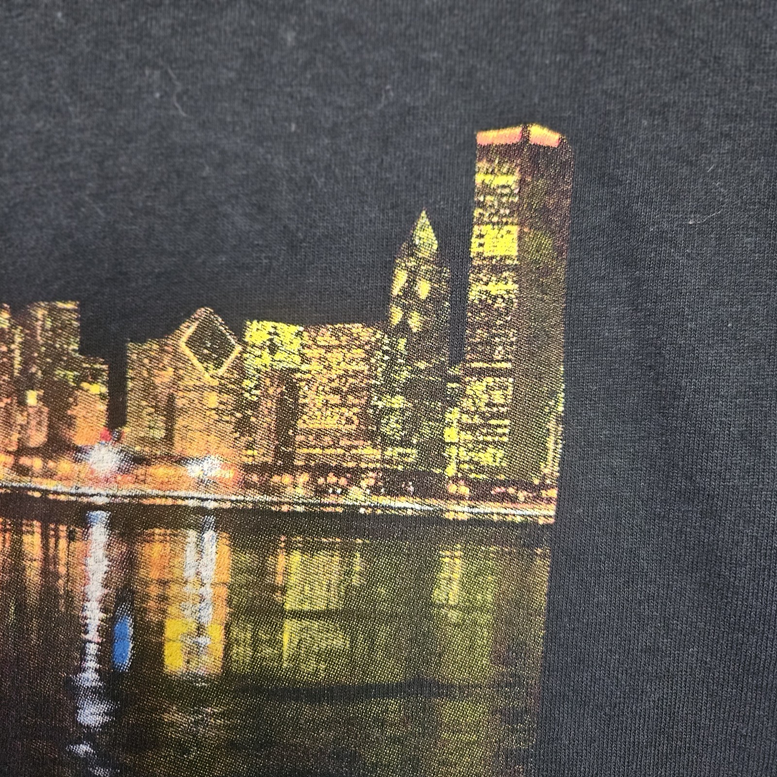 Vintage T Shirt Chicago Cityscape Y2K Metallic Ink Shiny Gold Men Small gallery