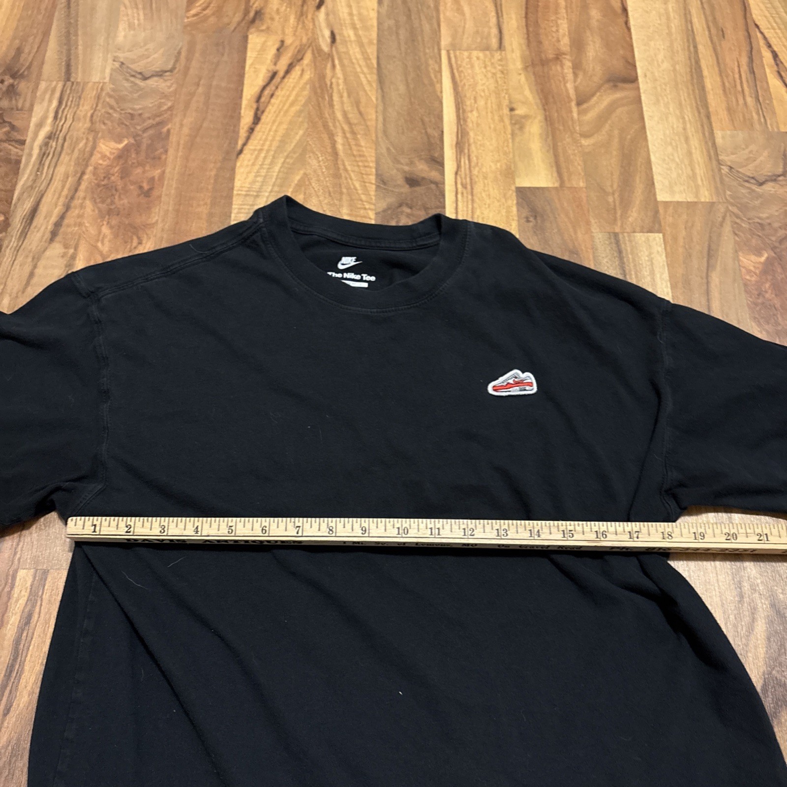 Nike The Nike Tee Loose Fit Embroidered Air Max Patch Sneacker Black Size Medium gallery