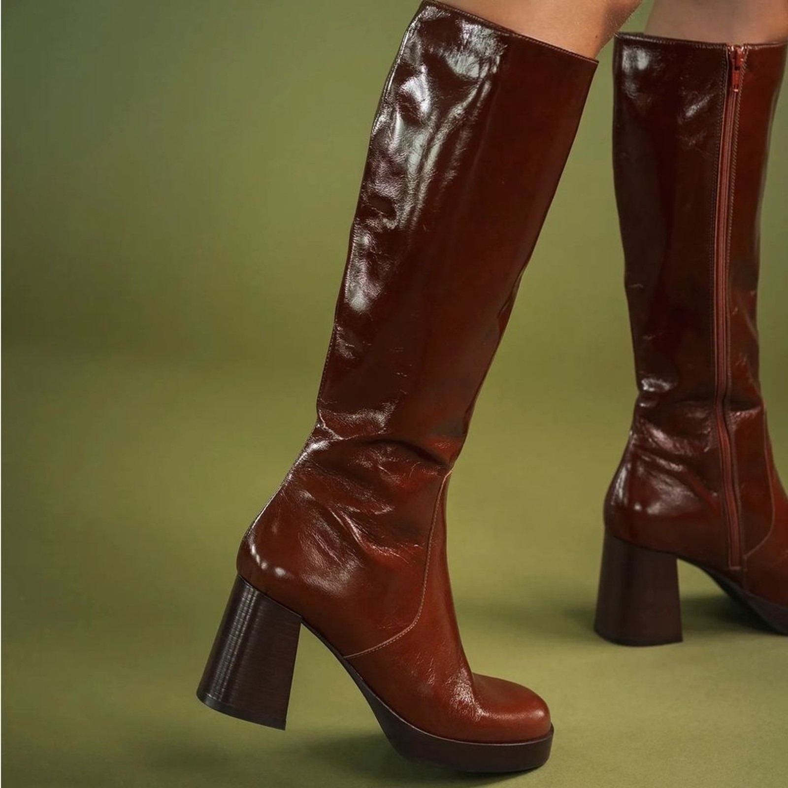 (Q0)Women’s cognac-colored faux leather platform boots with block heel,size 9(4)
