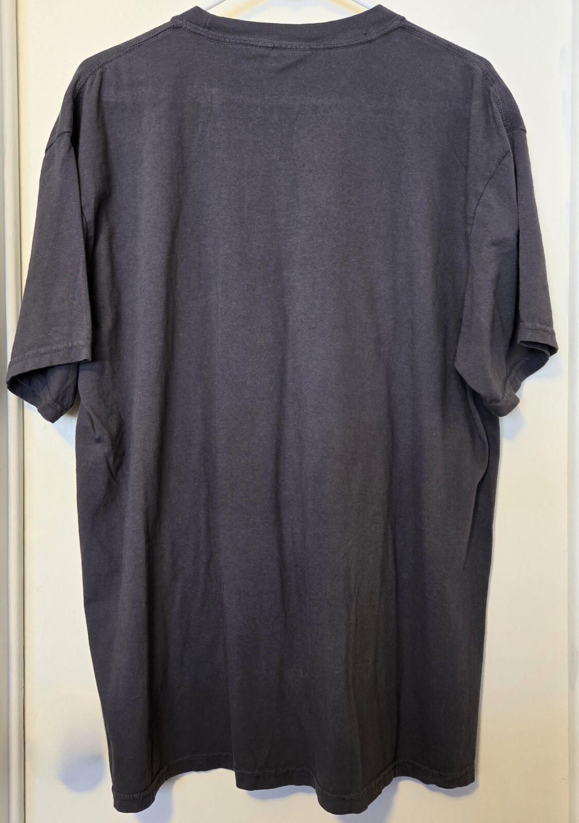 Gildan Classic Men's T-Shirt, With Graphics, XL - Gray, 100% Cotton PREOWNED gallery